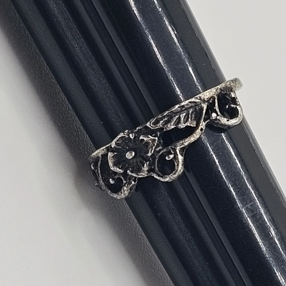 Vintage Silver-Toned Floral Ring (Size 4.75)
